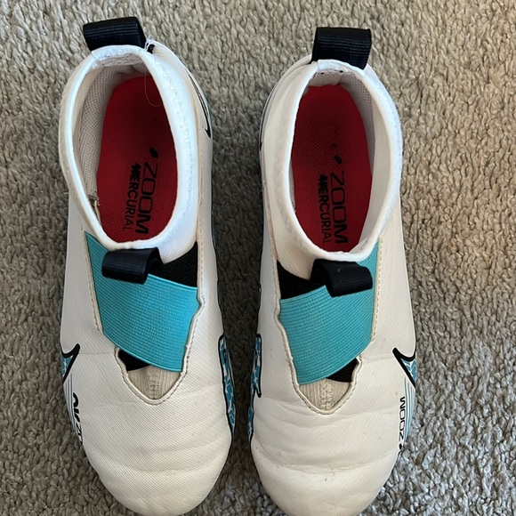 Girls Nike Soccer Cleats - Picture 5 of 8